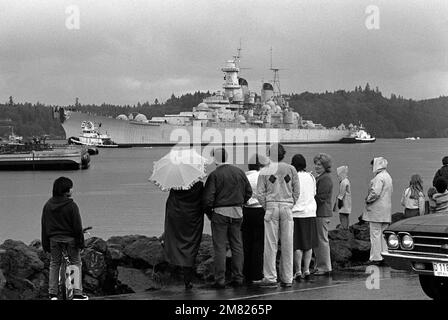 Gli spettatori osservano i rimorchiatori che guidano la nave da guerra USS MISSOURI (BB 63) lontano dal molo mentre inizia il viaggio verso il cantiere navale di Long Beach, California, dove si prevede di iniziare la riattivazione/ristrutturazione. Base: Bremerton Stato: Washington (WA) Nazione: Stati Uniti d'America (USA) Foto Stock