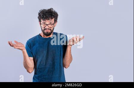 L'uomo che sparge palme, sentendosi indeciso e incerto, la persona che sparge le mani sconcertata, il concetto di un uomo perplesso che sparge le mani Foto Stock