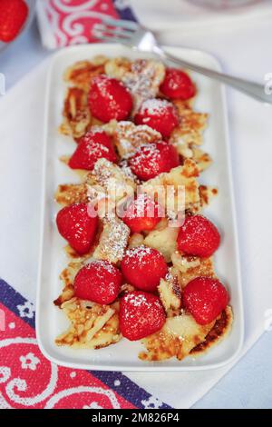 Cucina sveva, Kratzete con fragole fiammate, dessert, pancake, pasticceria, frutta, vegetariano, dessert, piatto da portata, forchetta per torte, tipico Foto Stock