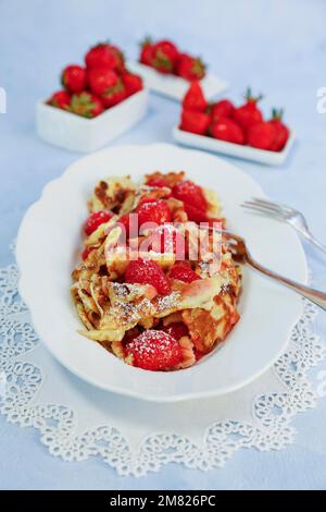 Cucina sveva, Kratzete con fragole fiammate, dessert, pancake, pasticceria, frutta, vegetariano, dessert, piatto da portata, fragole fresche nel Foto Stock