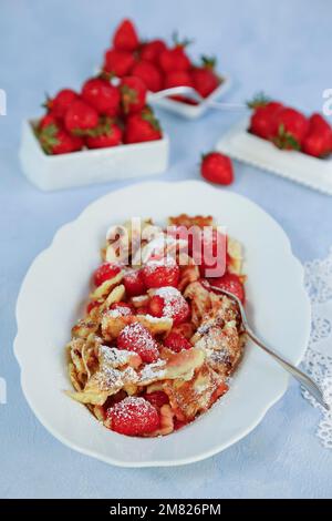 Cucina sveva, Kratzete con fragole fiammate, dessert, pancake, pasticceria, frutta, vegetariano, dessert, piatto da portata, fragole fresche nel Foto Stock