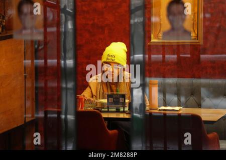 Teheran, Teheran, Iran. 11th Jan, 2023. Una giovane donna iraniana si siede all'interno di un bar in una fredda giornata innevata a Teheran, in Iran, il 11 gennaio 2023. (Credit Image: © Rouzbeh Fouladi/ZUMA Press Wire) SOLO PER USO EDITORIALE! Non per USO commerciale! Foto Stock