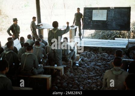 Le truppe dell'Honduran sono addestrate nell'uso dei fucili M16A1 durante l'esercitazione congiunta US/Honduras AHUAS TARA II (PINO GRANDE). Gli istruttori sono del 1st Battaglione, 7th Special Forces Group, Fort Bragg, North Carolina. Subject Operation/Series: AHUAS TARA II (BIG PINE) Nazione: Honduras (HND) Foto Stock