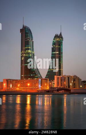 Manama, skyline del Bahrain di notte, preso nell'aprile 2022 Foto Stock