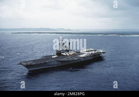 Una vista di prua della portaerei USS MIDWAY (CV 41) ancorata nel suo porto d'origine. Vari aerei allineano la piattaforma di lotta. Base: Yokohama Nazione: Giappone (JPN) Foto Stock