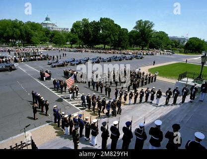 Una squadra di scrigno di servizi congiunti, preceduta da uno speciale capo congiunto di GUARDIA d'onore DEL PERSONALE e cappellani dei vari servizi, trasporta il crigno del Serviceman sconosciuto dell'era del Vietnam fino ai gradini del Campidoglio nella rotonda. L'Unknown si trova in stato fino al 28 maggio, quando l'internamento avrà luogo presso la Tomba degli Unknown nel cimitero nazionale di Arlington. Base: Washington Stato: District of Columbia (DC) Nazione: Stati Uniti d'America (USA) Foto Stock
