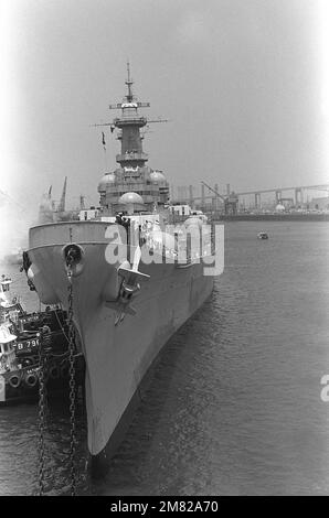 Il grande rimorchiatore portuale USS SACO (YTB 796) e due rimorchiatori commerciali guidano la nave da guerra MISSOURI (BB 63) verso il molo del cantiere navale di Long Beach, dove sarà sottoposto a ristrutturazione/ammodernamento. Prendere nota degli igloos utilizzati per proteggere il 40 mm. Base: Long Beach Stato: California (CA) Paese: Stati Uniti d'America (USA) Foto Stock