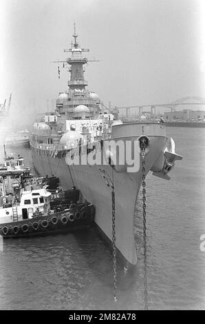 Il grande rimorchiatore portuale USS SACO (YTB 796) e due rimorchiatori commerciali guidano la nave da guerra MISSOURI (BB 63) verso il molo del cantiere navale di Long Beach, dove sarà sottoposto a ristrutturazione/ammodernamento. Notare gli 'igloos' utilizzati per proteggere i supporti della pistola da 40 mm mentre la nave era in riserva. Base: Long Beach Stato: California (CA) Paese: Stati Uniti d'America (USA) Foto Stock