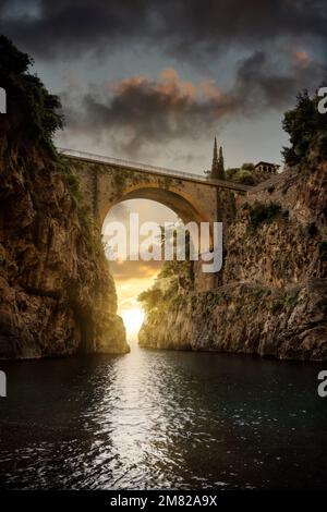 Ponte durante l'alba in Costiera Amalfitana in Italia preso nel maggio 2022 Foto Stock