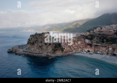 Scilla nell'Italia meridionale prese nel maggio 2022 Foto Stock