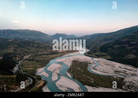 Fiume tortuoso in Albania preso nel maggio 2022 Foto Stock