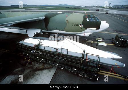 Un rimorchio idraulico con comando a distanza appositamente progettato viene utilizzato per collegare un pilone che trasporta sei missili da crociera lanciati in aria AGM-86B (ALCM) all'ala di un aeromobile Stratofortress Bomb Wing B-52G 92nd. Base: Fairchild Air Force base Stato: Washington (WA) Paese: Stati Uniti d'America (USA) Foto Stock