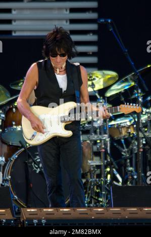 28 luglio 2007 - Bridgeview, il, USA - oltre 29.000 persone hanno assistito al Crossroads Guitar Festival, aperto 11 ore su 24, al Toyota Park di Bridgeview, Illinois, con i più grandi chitarristi del mondo che suonano a sidemen su un palco a supporto del Crossroads Centre Antigua, una struttura di dipendenza chimica fondata da Eric Clapton. NELLA FOTO: JEFF BECK. (Credit Image: © Jerome Brunet/ZUMA Press) SOLO PER USO EDITORIALE! Non per USO commerciale! Foto Stock