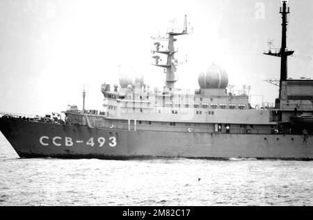 Lato porto prua e parte a metà nave della nave da collezione di intelligence della classe Balzam sovietico BALZAM (SSV 493) in corso al largo della costa della California meridionale. Paese: Oceano Pacifico (POC) Foto Stock