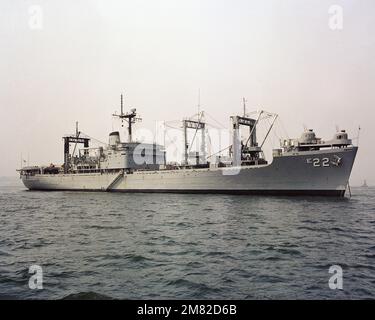 Vista a dritta della nave munizioni USS MAUNA KEA (AE 22) ancorata alla base navale di Yokosuka, Giappone. Paese: Mare del Giappone Foto Stock