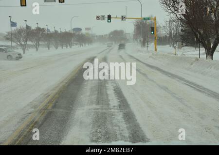 La neve è accumulata lungo le strade di Bismarck, North Dakota, a partire dalle pesanti nevicate di dicembre, creando condizioni di guida snelle. Foto Stock