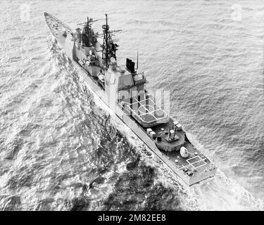 Un'elevata vista del quartiere portuale dell'incrociatore missilistico guidato da Aegis USS YORKTOWN (CG 48) in corso. Nazione: Golfo del Messico Foto Stock