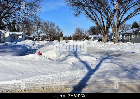 La neve profonda copre la città di Bismarck, North Dakota, a seguito di forti nevicate nei mesi di novembre e dicembre 2022. Foto Stock