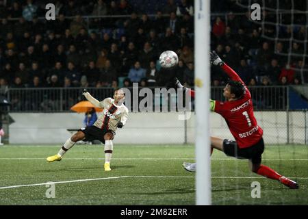 DEN BOSCH - (lr) Owen Wijndal di Ajax, portiere di FC Den Bosch Wouter van der Steen durante il 2nd° round della Toto KNVB Cup tra FC Den Bosch e Ajax allo Stadion De Vliert il 11 gennaio 2023 a Den Bosch, Paesi Bassi. ANP BART STOUTJESDYK Foto Stock