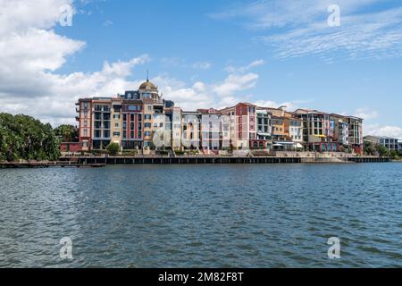 Architettura della tenuta dei Laghi Smeraldo durante il giorno, quartiere Francese, Gold Coast, Queensland, Australia Foto Stock