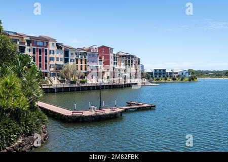 Architettura della tenuta dei Laghi Smeraldo durante il giorno, quartiere Francese, Gold Coast, Queensland, Australia Foto Stock