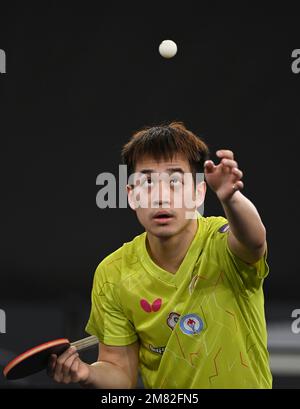 Doha, Qatar. 11th Jan, 2023. Liao Cheng-Ting of Chinese Taipei serve durante la partita maschile di single contro Quek Izaac di Singapore al World Table Tennis Championships (WTTC) Asian Continental Stage a Doha, Qatar, 11 gennaio 2023. Credit: Nikku/Xinhua/Alamy Live News Foto Stock