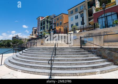 Architettura della tenuta dei Laghi Smeraldo e scale sul lungomare durante il giorno, quartiere Francese, Gold Coast, Queensland, Australia Foto Stock