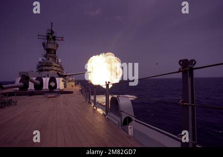 La corazzata USS IOWA (BB-61) spara un giro dalla sua torretta di pistola n. 2 Mark 7 16-inch/50-calibrer. Paese: Sconosciuto Foto Stock