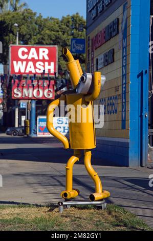 Figura sulla strada fatta da parti di auto per promuovere un negozio di riparazione auto su la Cienega Blvd. A Los Angeles, California, Stati Uniti Foto Stock