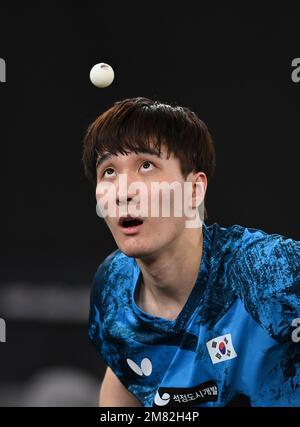 Doha, Qatar. 11th Jan, 2023. Lee Sangsu della Corea del Sud serve durante la partita maschile contro Pang Yew en Koen di Singapore al World Table Tennis Championships (WTTC) Asian Continental Stage a Doha, Qatar, 11 gennaio 2023. Credit: Nikku/Xinhua/Alamy Live News Foto Stock