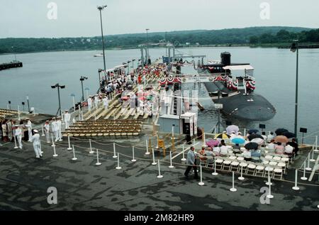 Un'elevata vista di prua a dritta del sommergibile di attacco nucleare della classe Los Angeles USS HYMAN G. RICKOVER (SSN 709) mentre gli ospiti arrivano per la sua messa in servizio alla General Dynamics Electric Boat Division. Base: Naval Submarine base, Groton Stato: Connecticut (CT) Paese: Stati Uniti d'America (USA) Foto Stock