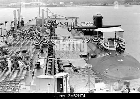 Un'elevata vista di prua a dritta del sottomarino di attacco nucleare della classe Los Angeles USS HYMAN G. RICKOVER (SSN 709) mentre gli ospiti iniziano ad arrivare per la cerimonia di messa in servizio alla General Dynamics Electric Boat Division. Base: Naval Submarine base, Groton Stato: Connecticut (CT) Paese: Stati Uniti d'America (USA) Foto Stock