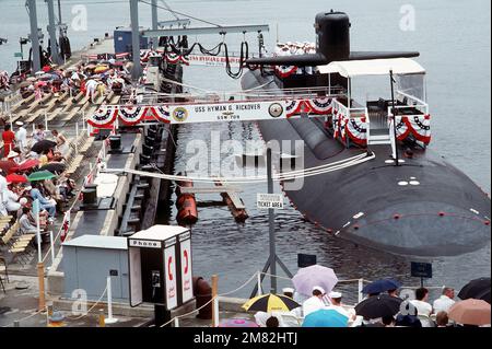 Un'elevata vista di prua a dritta del sommergibile di attacco nucleare della classe Los Angeles USS HYMAN G. RICKOVER (SSN-709) mentre gli ospiti arrivano per la sua messa in servizio alla General Dynamics Electric Boat Division. Base: Groton Stato: Connecticut (CT) Nazione: Stati Uniti d'America (USA) Foto Stock