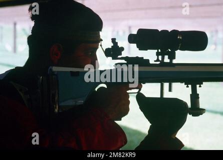 Il tenente dell'esercito 1st Glenn Dubis di Fort Benning, Georgia, partecipa al concorso di tiro alle Olimpiadi estive del 1984. Base: Chino Stato: California (CA) Paese: Stati Uniti d'America (USA) Foto Stock