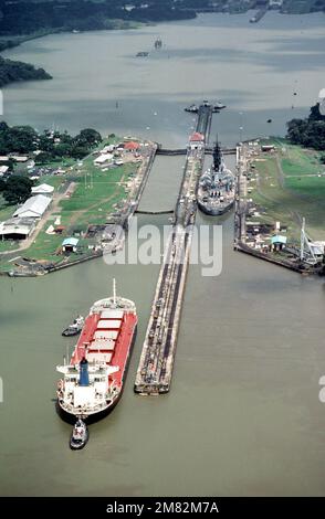 Vista aerea a poppa della nave da guerra USS IOWA (BB 61) che entra nelle chiuse di Pedro Miguel durante il suo transito sul canale. La nave di massa Pacific Prestige, fuori da Hong Kong, entra nelle chiuse dietro L'IOWA. Stato: Canal zona Paese: Panama (PAN) Foto Stock