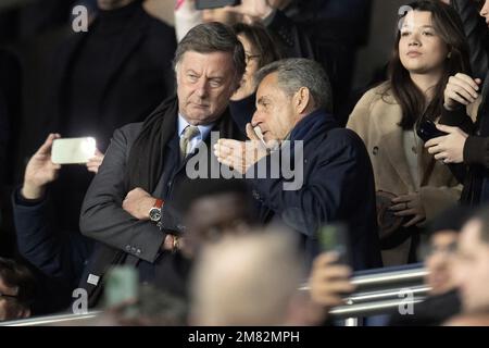 Sebastien Bazin, CEO del gruppo alberghiero Accor ed ex presidente francese Nicolas Sarkozy, partecipa alla partita Ligue 1 Uber Eats tra Paris Saint Germain e Angers al Parc des Princes, il 11 gennaio 2023 a Parigi, Francia. Foto di David Niviere/ABACAPRESS.COM Foto Stock