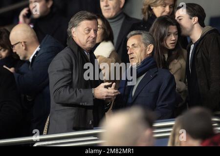 Sebastien Bazin, CEO del gruppo alberghiero Accor ed ex presidente francese Nicolas Sarkozy, partecipa alla partita Ligue 1 Uber Eats tra Paris Saint Germain e Angers al Parc des Princes, il 11 gennaio 2023 a Parigi, Francia. Foto di David Niviere/ABACAPRESS.COM Foto Stock