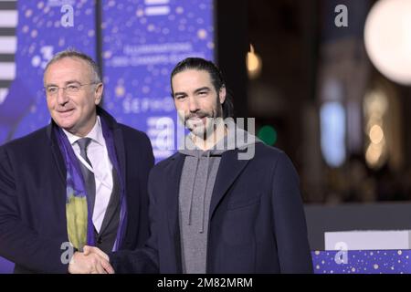 Parigi, Francia. 20th Nov 2022. Tahar Rahim, attore Marc-Antoine Jamet, presidente del Comitato Champs-Elysees, partecipa alle luci di Natale, a Parigi Foto Stock