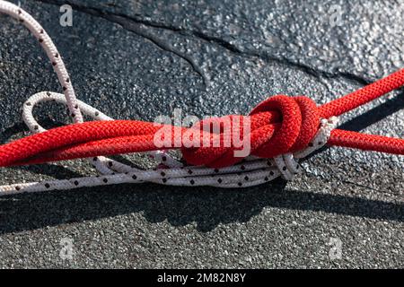 Arrampicata Knot . Bowline Knot . Arrampicata industriale per la riparazione del tetto Foto Stock