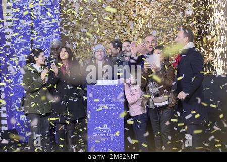 Parigi, Francia. 20th Nov, 2022. Marc-Antoine Jamet, Anne Hidalgo, Tahar Rahim, Jeanne d'Hautesserre dare il via alle luci di Natale sugli Champs-Elysees Ave Foto Stock