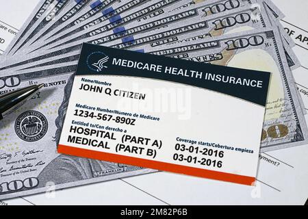 Falso Medicare carta con falso valuta americana e penna. Foto Stock