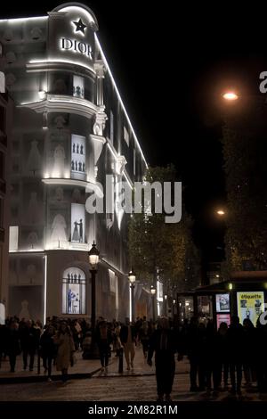 Parigi, Francia. 20th Nov 2022. L'edificio Dior sul Viale Champs-Elysees, il 20 Novembre 2022 a Parigi, Francia. Foto Stock