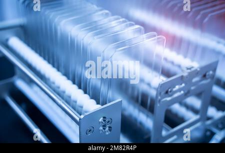 Schermata di robotica la pellicola di protezione o di copertura in vetro nella fabbricazione di fabbrica del telefono Foto Stock