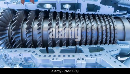 Modello di motore a turbina con sezione longitudinale per lo studio della disposizione delle pale e delle camere di combustione Foto Stock