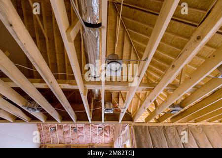 Durante la costruzione di un nuovo edificio è fondamentale che tutte le linee di comunicazione e le tubazioni siano installate prima dell'installazione del cartongesso. Foto Stock