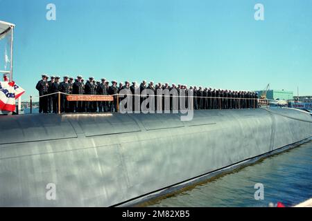 Gli equipanti si trovano in formazione sul ponte della USS HENRY M. JACKSON (SSBN 730) durante la cerimonia di messa in servizio per il sottomarino missilistico strategico alimentato da energia nucleare della classe Ohio. Base: Naval Submarine base, Groton Stato: Connecticut (CT) Paese: Stati Uniti d'America (USA) Foto Stock