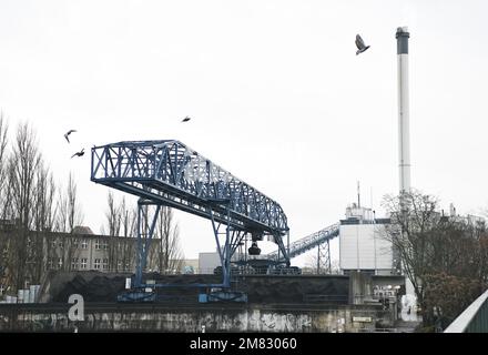 (230112) -- BERLINO, 12 gennaio 2023 (Xinhua) -- le attrezzature di carico operano in un cantiere di carbone di una centrale termica a Berlino, Germania, 9 gennaio 2023. Il consumo totale di energia della Germania nel 2022 è diminuito del 4,7% su base annua a seguito di massicci aumenti dei prezzi del gas naturale e dell'elettricità, nonché di temperature mite durante la stagione di riscaldamento, secondo una valutazione del think tank Agora Energiewende pubblicata mercoledì. Secondo la valutazione, le emissioni di gas a effetto serra del paese sono rimaste stagnanti, pari a circa 761 milioni di tonnellate di CO2. Per il secondo anno consecutivo, Germania fe Foto Stock