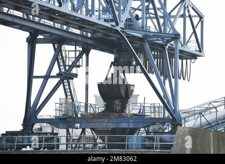 (230112) -- BERLINO, 12 gennaio 2023 (Xinhua) -- le attrezzature di carico operano in un cantiere di carbone di una centrale termica a Berlino, Germania, 9 gennaio 2023. Il consumo totale di energia della Germania nel 2022 è diminuito del 4,7% su base annua a seguito di massicci aumenti dei prezzi del gas naturale e dell'elettricità, nonché di temperature mite durante la stagione di riscaldamento, secondo una valutazione del think tank Agora Energiewende pubblicata mercoledì. Secondo la valutazione, le emissioni di gas a effetto serra del paese sono rimaste stagnanti, pari a circa 761 milioni di tonnellate di CO2. Per il secondo anno consecutivo, Germania fe Foto Stock