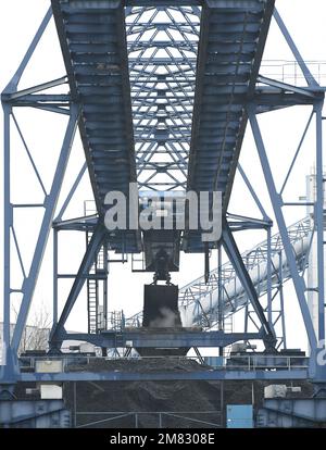 (230112) -- BERLINO, 12 gennaio 2023 (Xinhua) -- le attrezzature di carico operano in un cantiere di carbone di una centrale termica a Berlino, Germania, 9 gennaio 2023. Il consumo totale di energia della Germania nel 2022 è diminuito del 4,7% su base annua a seguito di massicci aumenti dei prezzi del gas naturale e dell'elettricità, nonché di temperature mite durante la stagione di riscaldamento, secondo una valutazione del think tank Agora Energiewende pubblicata mercoledì. Secondo la valutazione, le emissioni di gas a effetto serra del paese sono rimaste stagnanti, pari a circa 761 milioni di tonnellate di CO2. Per il secondo anno consecutivo, Germania fe Foto Stock