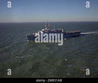 Una vista di prua del porto di trasporto anfibio USS PONCE (LPD-15) in corso. Paese: Sconosciuto Foto Stock